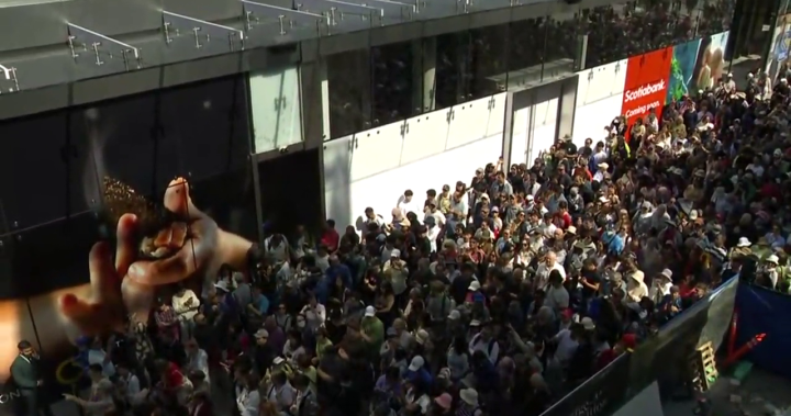 Hundreds attend opening of Oakridge Park Mall in Vancouver – BC