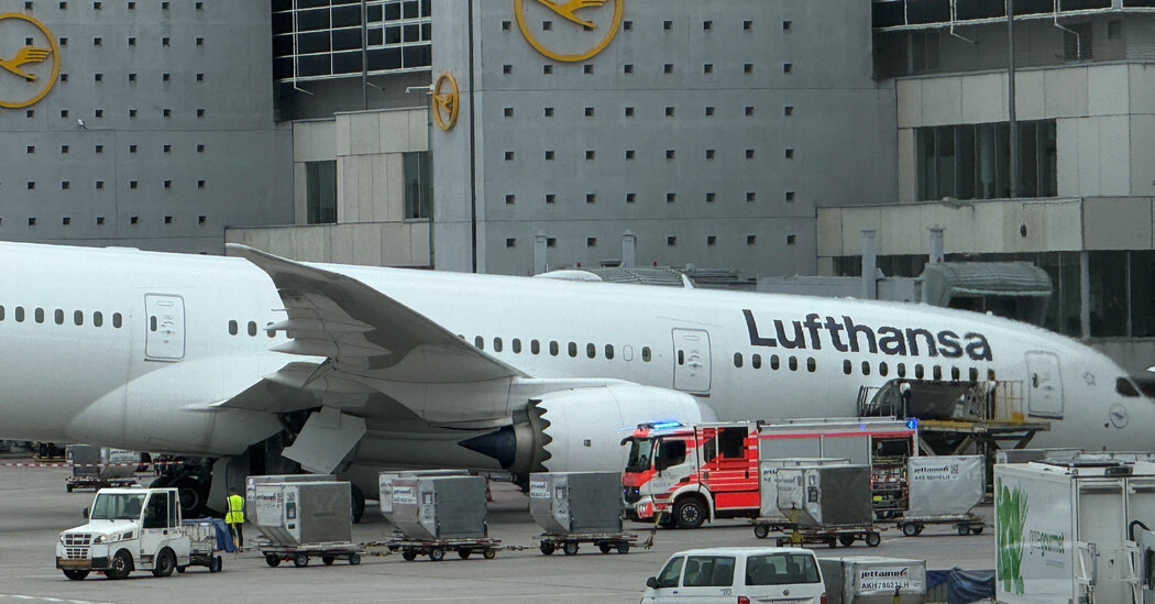 Nose Gear on Boeing 787-9 Dreamliner Collapses, Injuring Several Workers