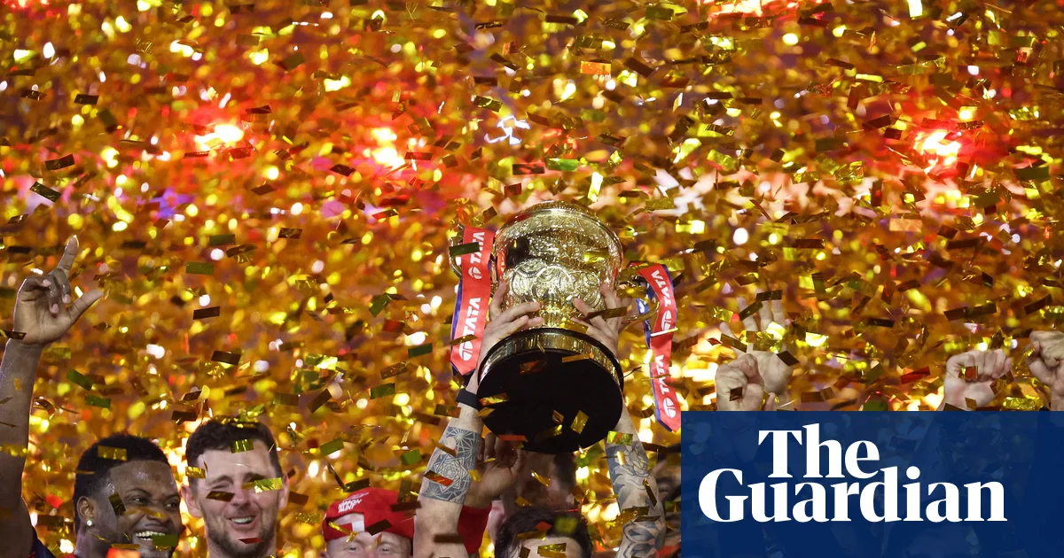 Virat Kohli hits winning runs as Royal Challengers Bengaluru retain IPL title | IPL