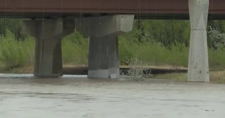 Lethbridge officials urge water conservation amid high river flows – Lethbridge